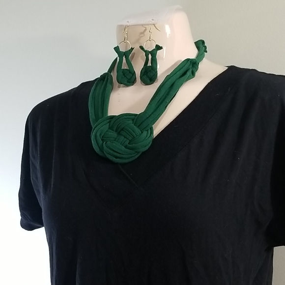 💖HOST PICK!💝 Handmade green knot necklace and earrings set - Picture 1 of 3